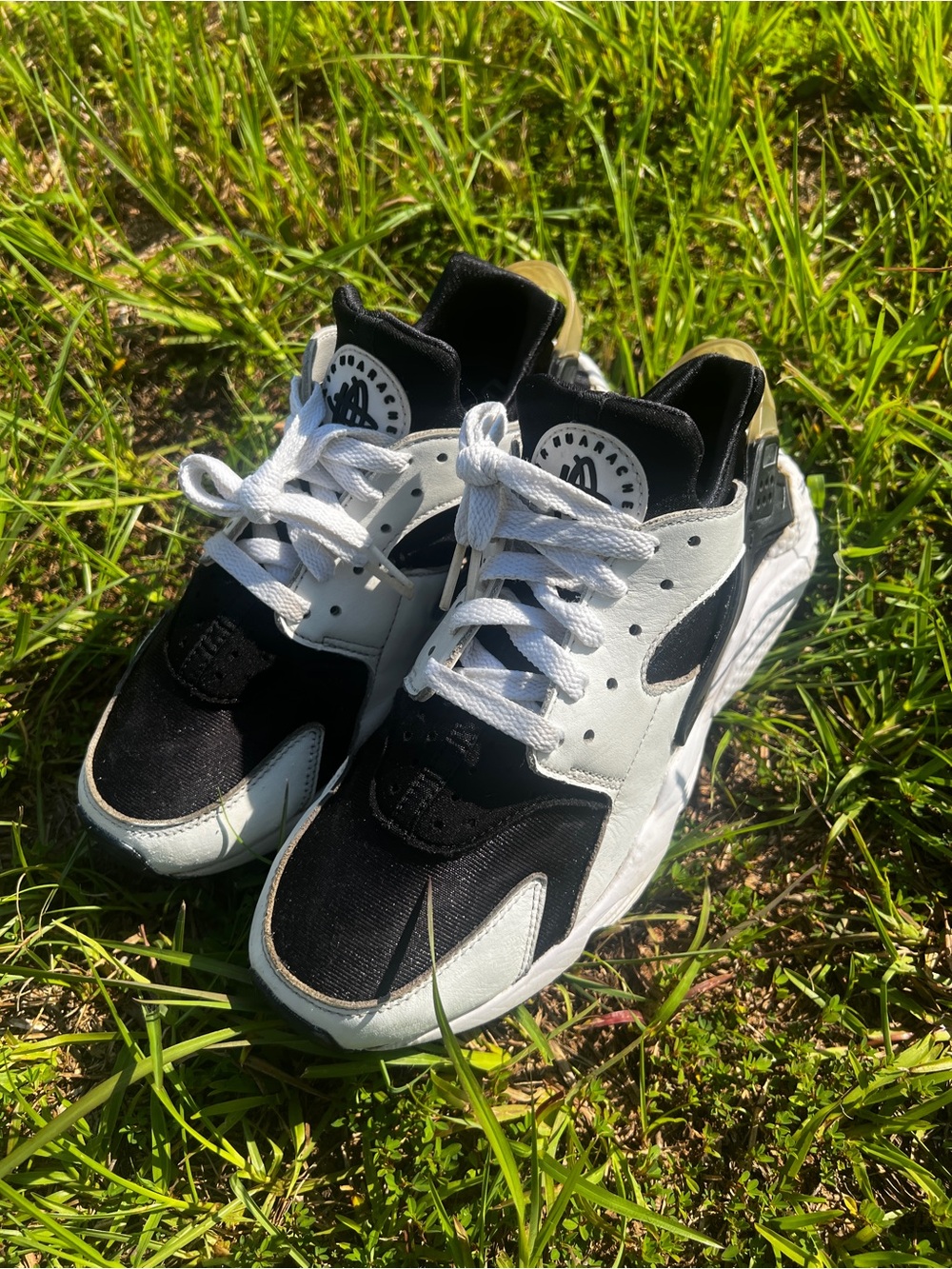 CLEAN Nike size 8 Mens Air Huarache Orca White Black shoes - Picture 2 of 12